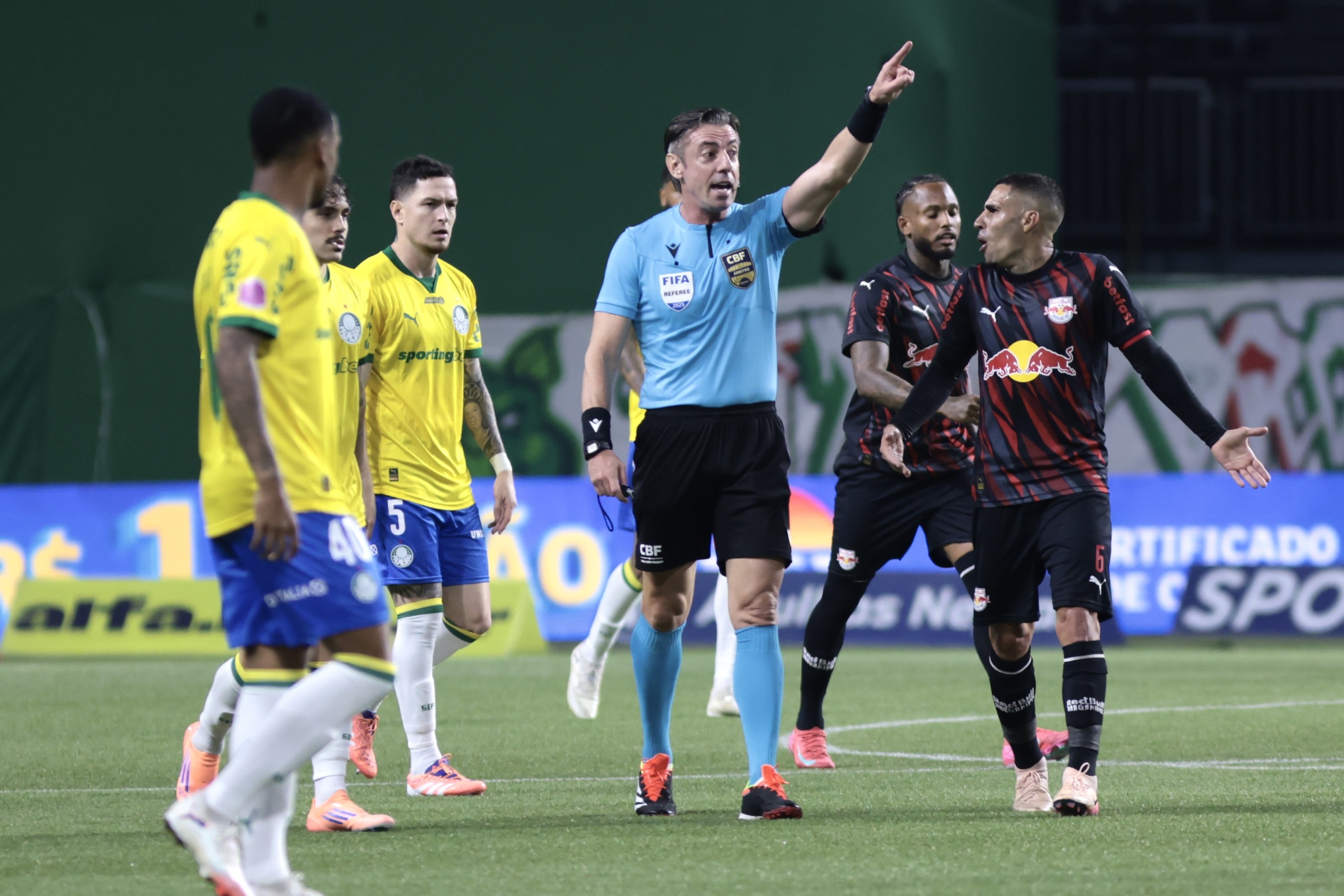 PÊNALTI BEM MARCADO? Áudio do VAR revela justificativa do pênalti em Palmeiras x Bragantino