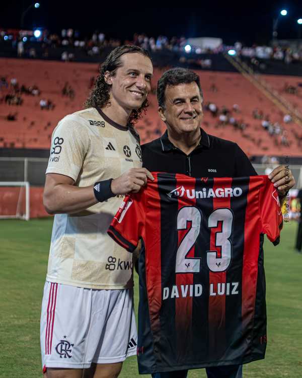 David Luiz recebe camisa em retorno ao Barradão após 17 anos no jogo Vitória x Flamengo.