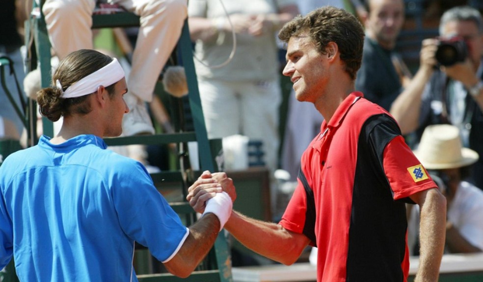 Guga Kuerten e Roger Federer se encontraram no Roland Garros em 2004 — Foto: Reprodução