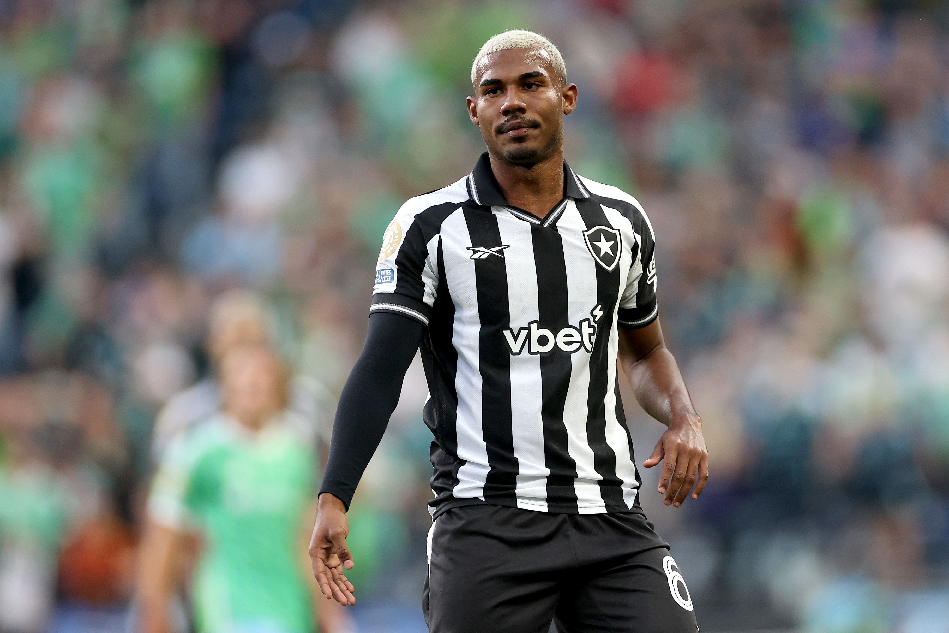 Cuiabano, do Botafogo, aceita proposta e viaja para acertar com o Nottingham Forest