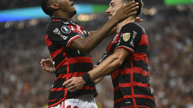 Lorran e Léo Ortiz comemoram gol do Flamengo contra o Palestino