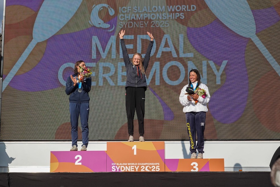 Ana Sátila recebe o bronze no Mundial de Canoagem — Foto: CBCa
