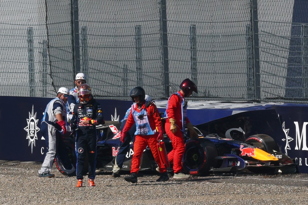 Max Verstappen sai do carro após bater no fim da classificação — Foto: Clive Rose/Getty Images