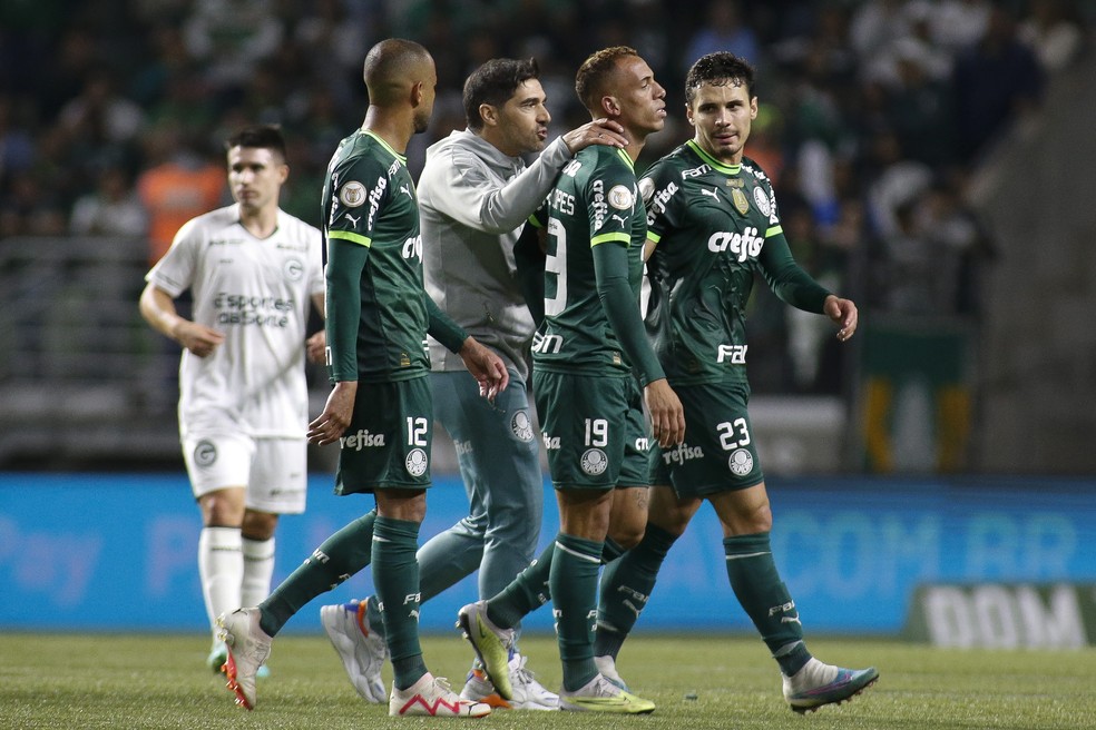Abel Ferreira tenta acalmar Breno Lopes após polêmica comemoração  — Foto: Getty Images
