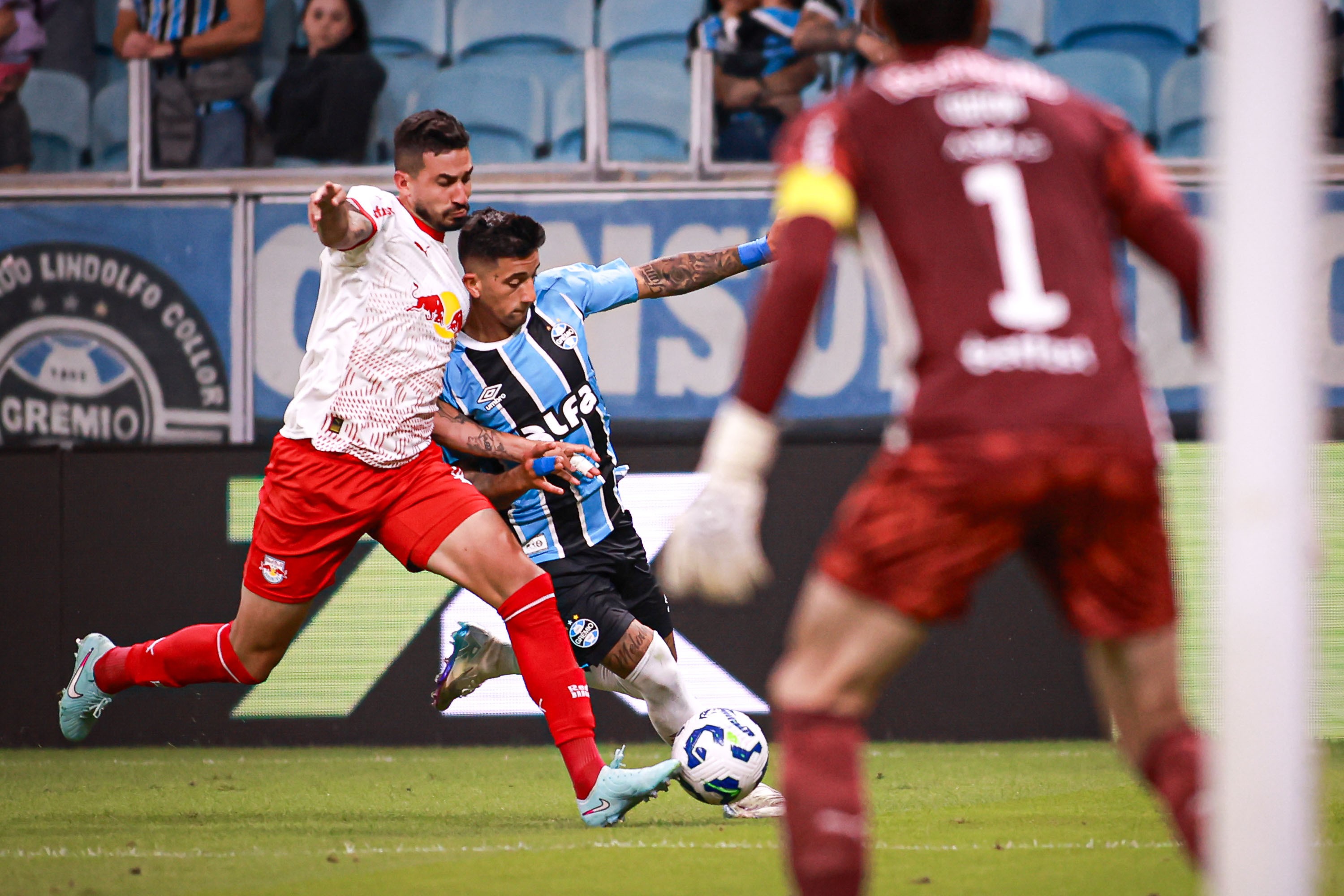 Grêmio reage no segundo tempo, mas cede empate em jogo anticlímax.