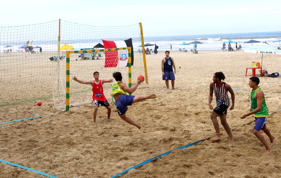 Modalidades extras em Praia Grande: handebol de praia, futevôlei e beach tennis