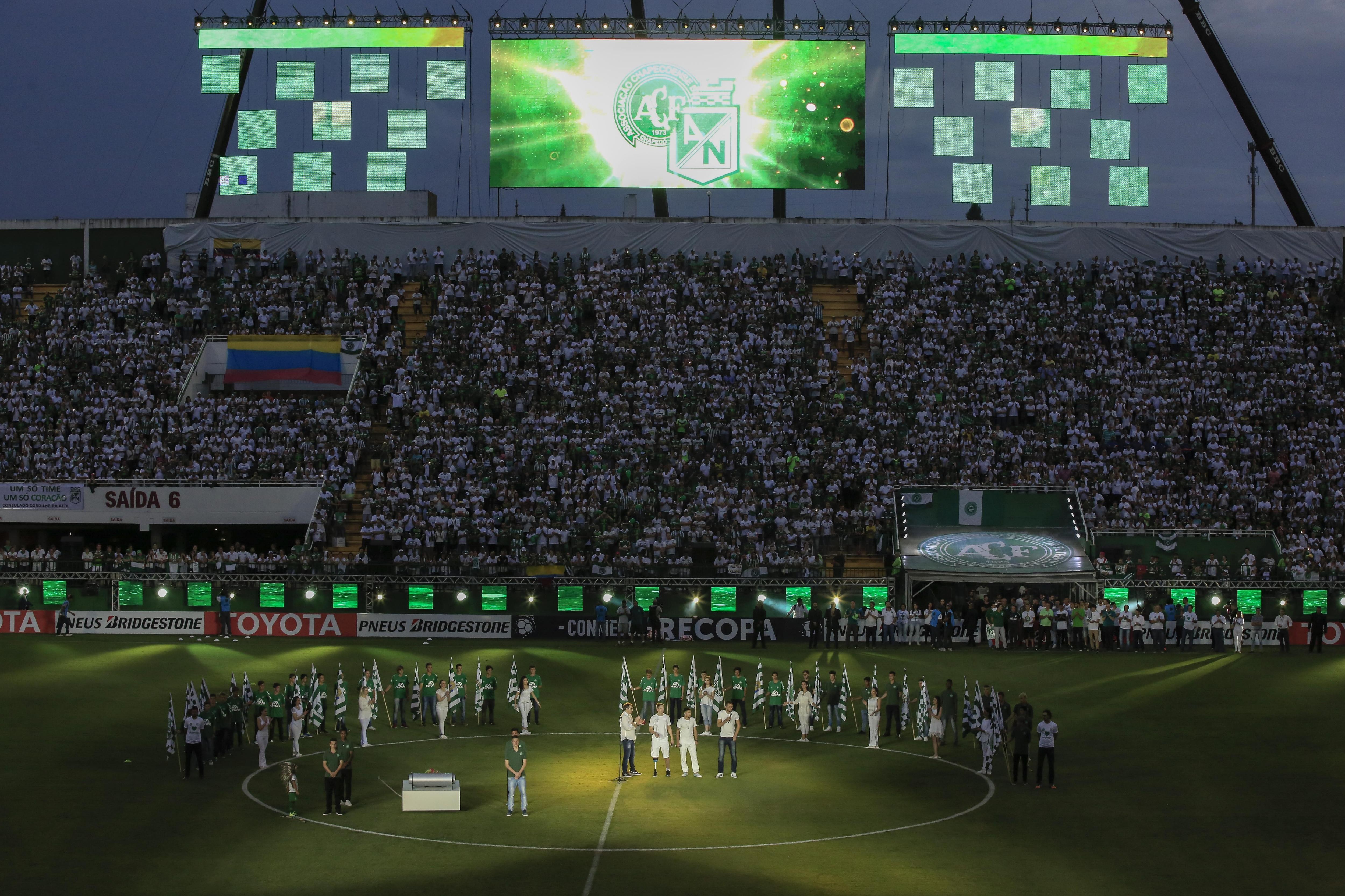 Chapecoense e Atlético Nacional fecham amistoso em homenagem a vítimas de acidente aéreo