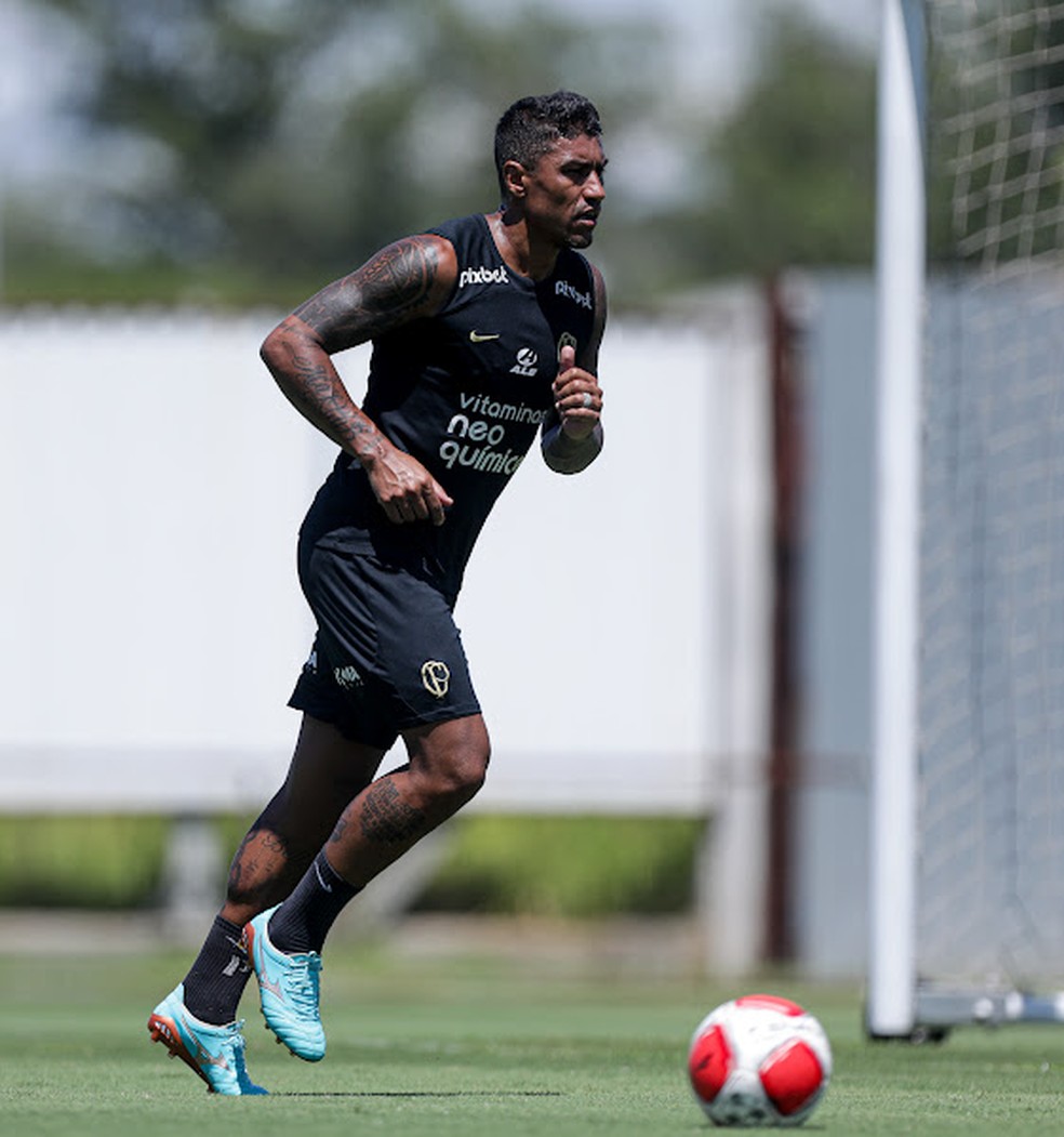 Paulinho participou de parte da atividade desta segunda-feira — Foto: Rodrigo Coca/Ag. Corinthians