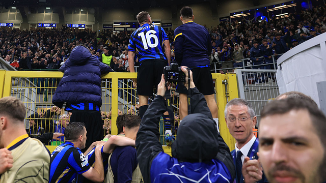 Frattesi sobe no alambrado para comemorar seu gol em Inter x Barcelona