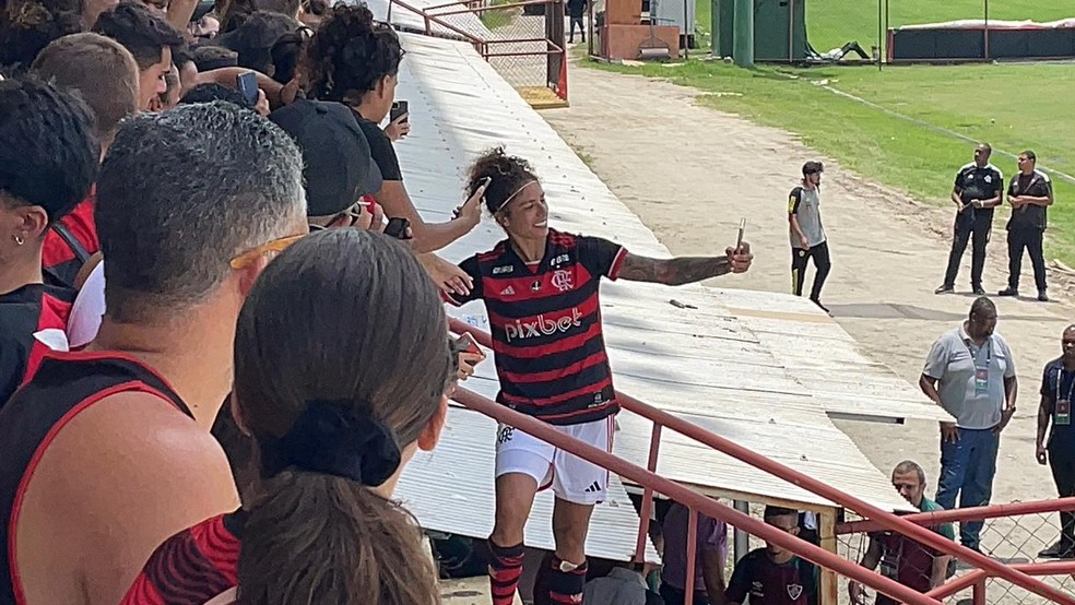 Cristiane tira foto com torcedores