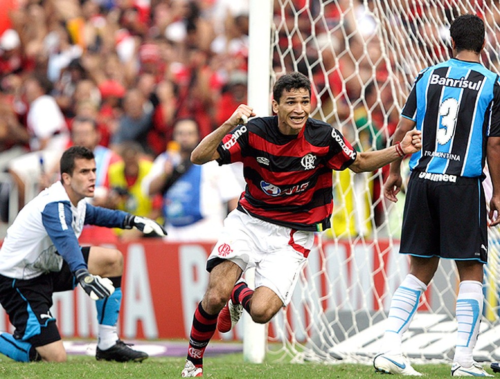 Ronaldo Angelim comemora o gol do título brasileiro de 2009 — Foto: Reuters