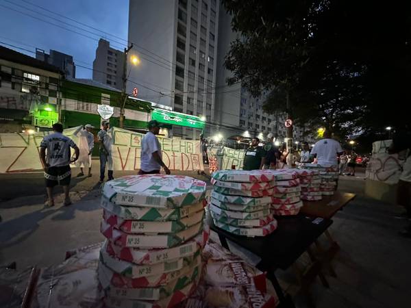 Torcedores do Palmeiras protestam antes de reunião do Conselho: 