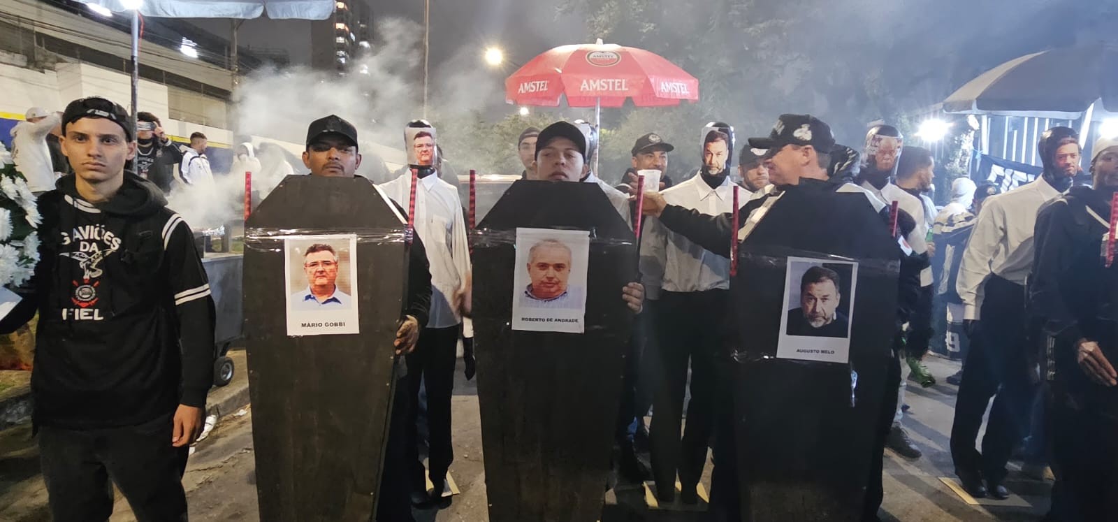 Torcedores organizados protestam no Corinthians e levam imagens de ex-presidentes em caixões