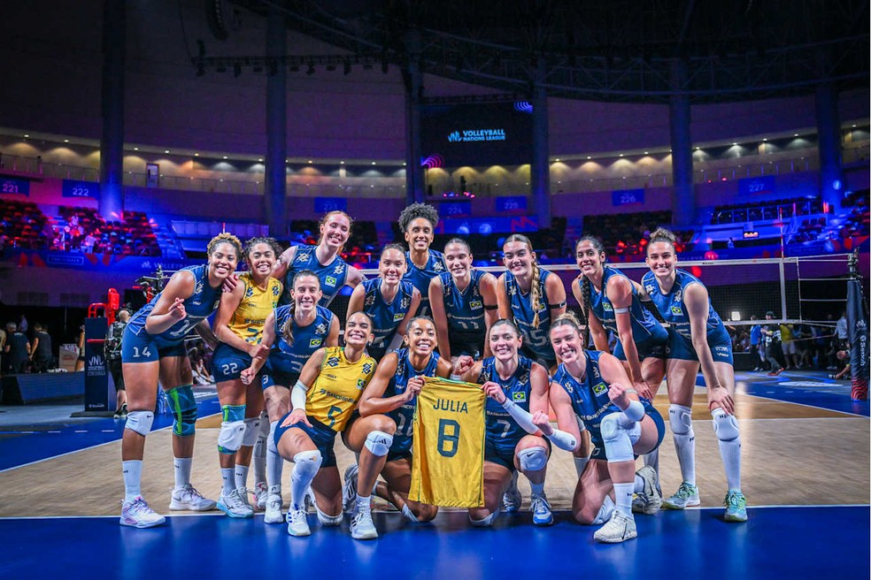Seleção brasileira comemora vitória sobre a Itália, na Liga das Nações Feminina — Foto: Volleyball World
