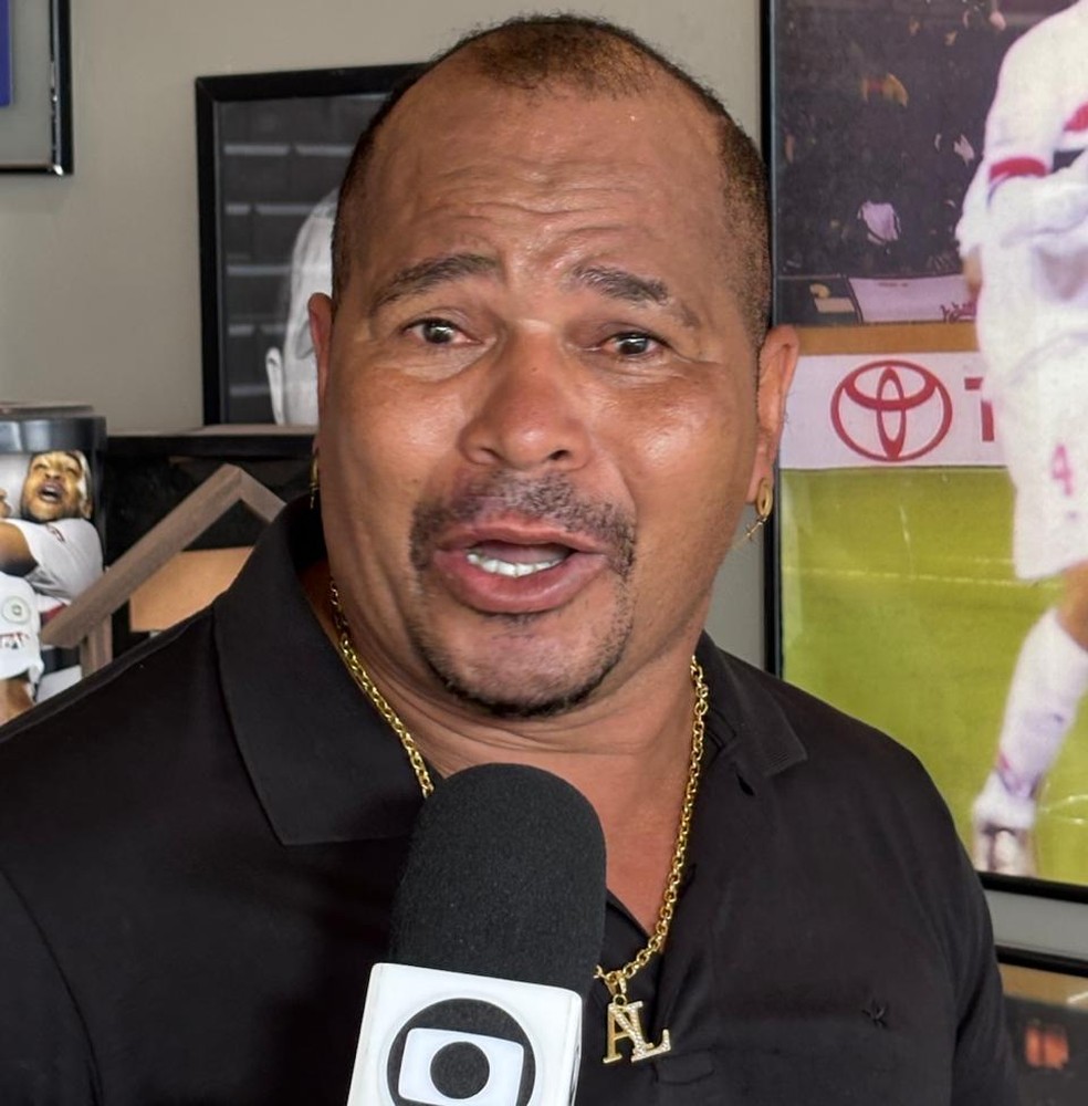 Emocionado, Aloísio Chulapa lembrou as dificuldades que enfrentou na infância — Foto: Denison Roma/Ge