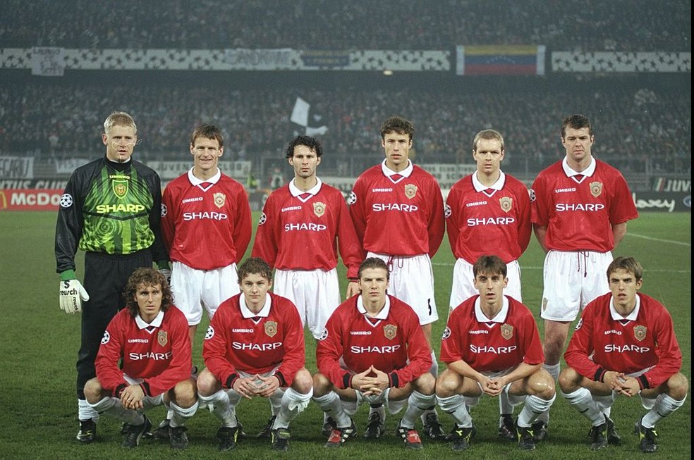 Manchester United liderou a Premier League 1997/98, mas foi ultrapassado pelo Arsenal nas últimas rodadas — Foto: Getty Images