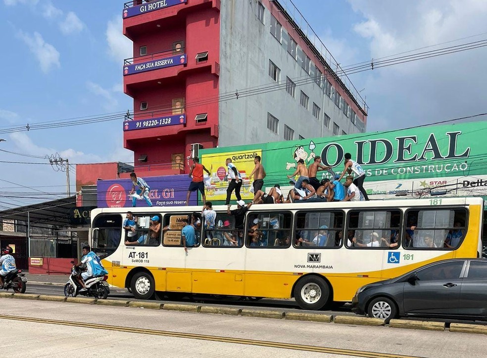 Torcedores do Paysandu se arriscam em teto de ônibus — Foto: Reprodução/Redes Sociais