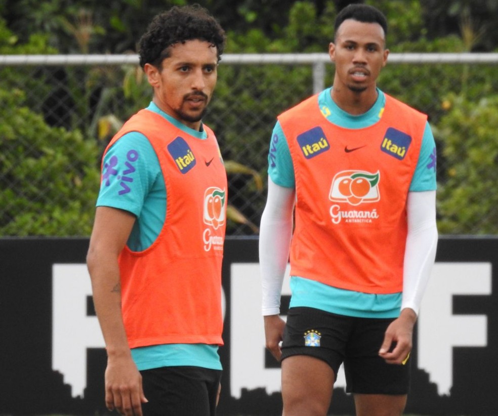 Marquinhos e Gabriel Magalhães lado a lado: jogador do PSG pode atuar ao lado do defensor do Arsenal, que faria sua estreia — Foto: Bruno Cassucci