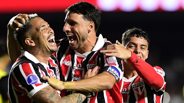 Calleri e Luciano comemoram gol do São Paulo