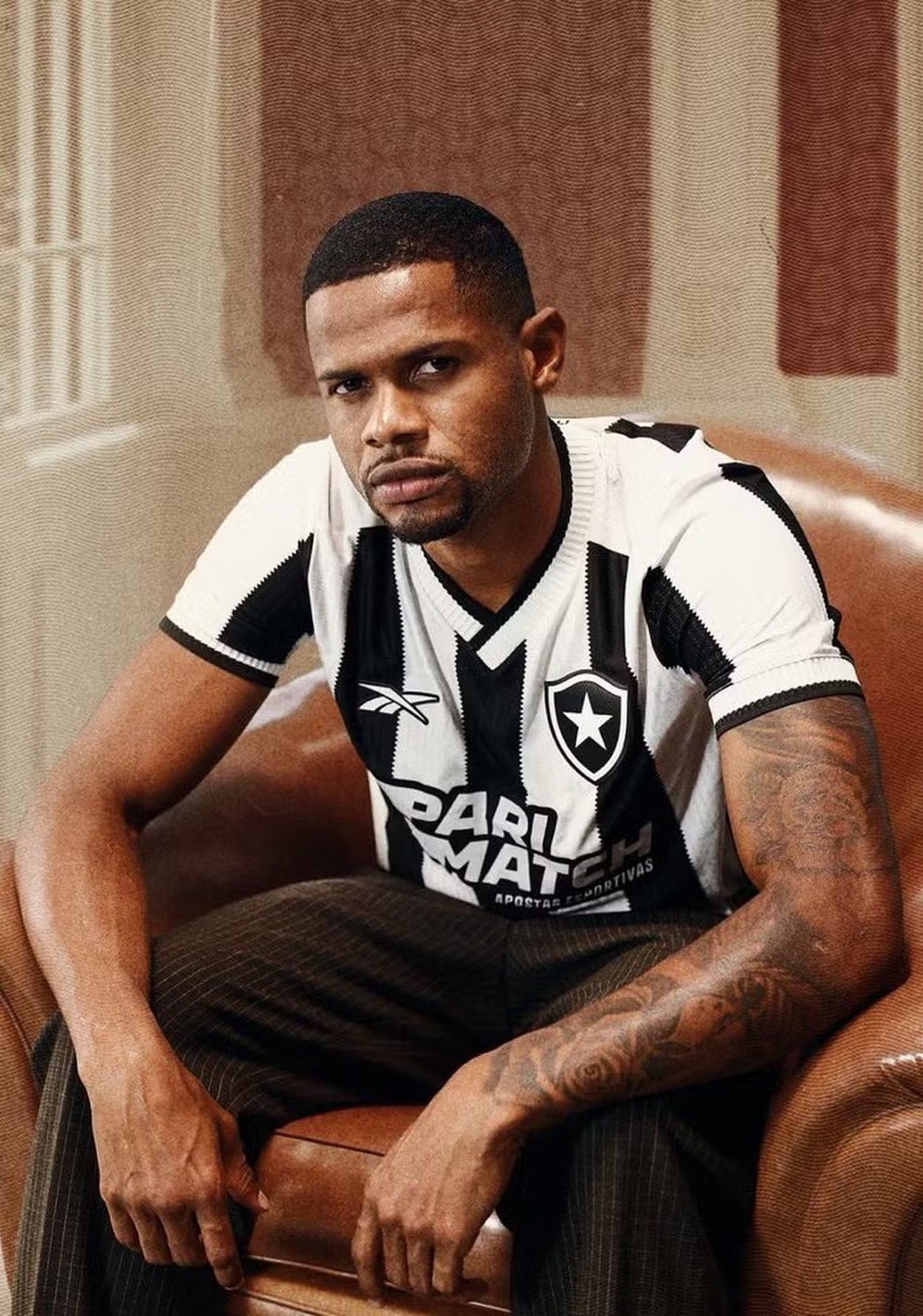 Júnior Santos com o uniforme do Botafogo que ficou entre os dez melhores do ano — Foto: Vitor Silva/ Botafogo
