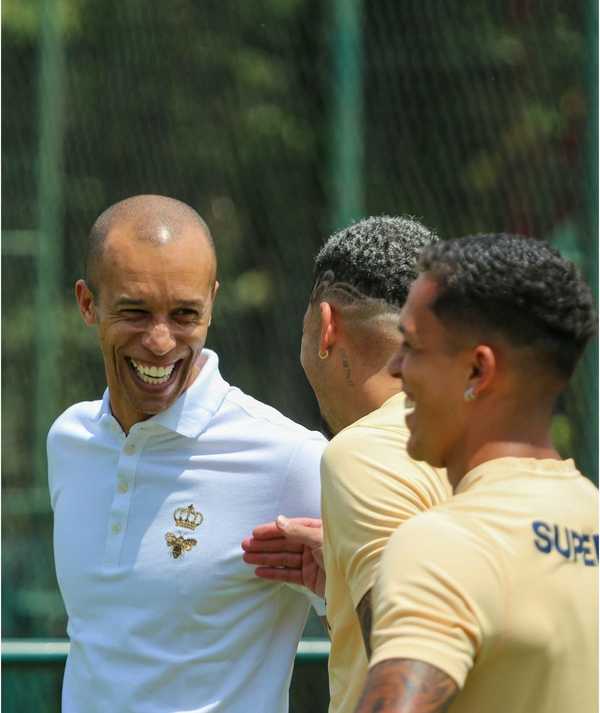 São Paulo retoma treinos com presença do ídolo ex-zagueiro Miranda