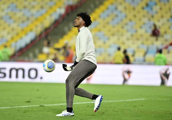 Corinthians paga multa de meio milhão ao Flamengo por uso de Hugo Souza