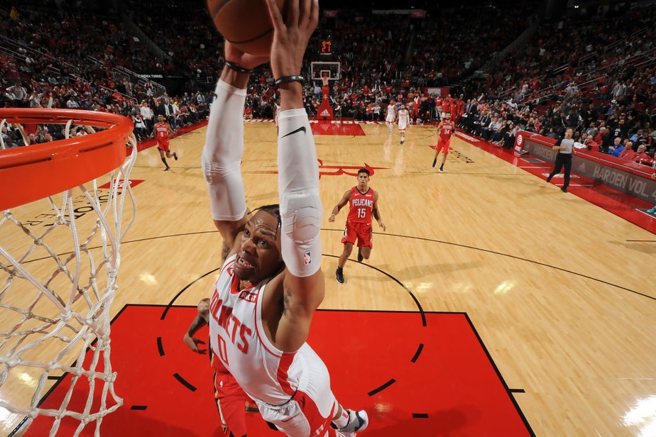 NBA: mão de gigante do Houston Rockets faz cartas de baralho