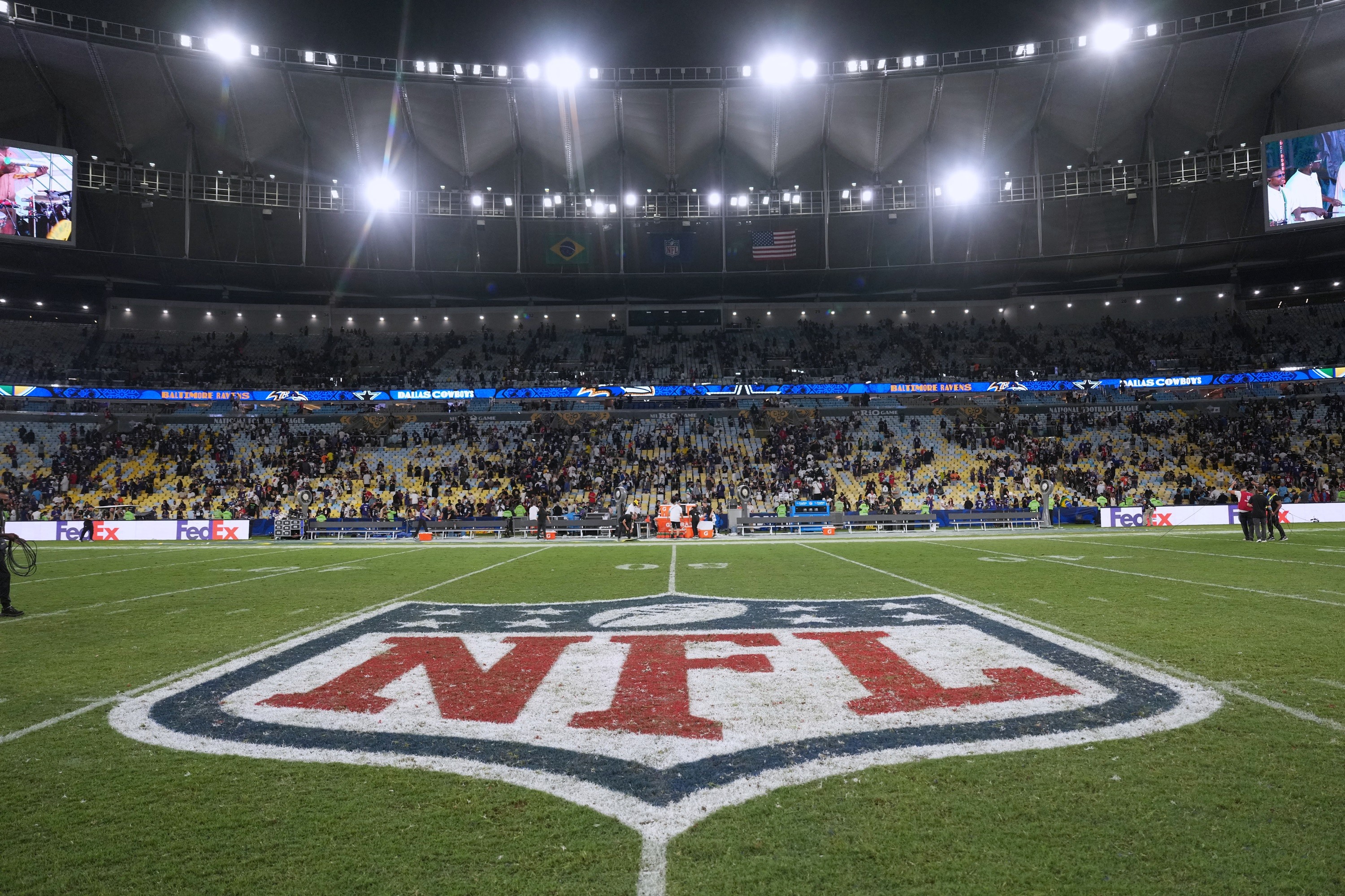 Gramado do Maracanã supera desconfiança e escapa de críticas em jogo da NFL: "Aguentou bem"