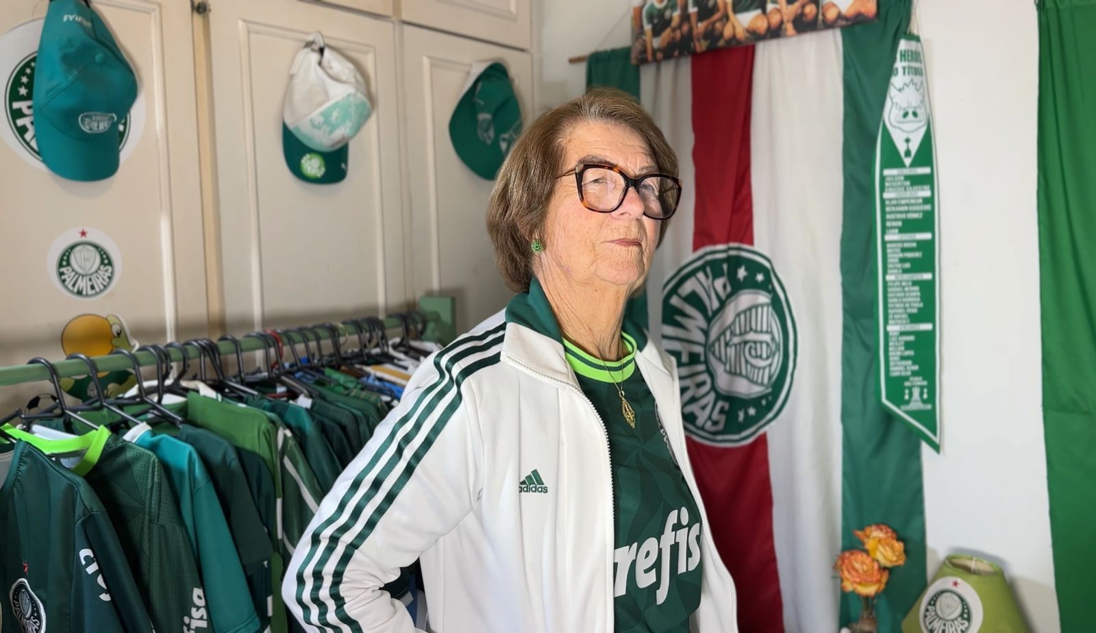 Vovó do Palmeiras cria templo alviverde em casa aos 83 anos
