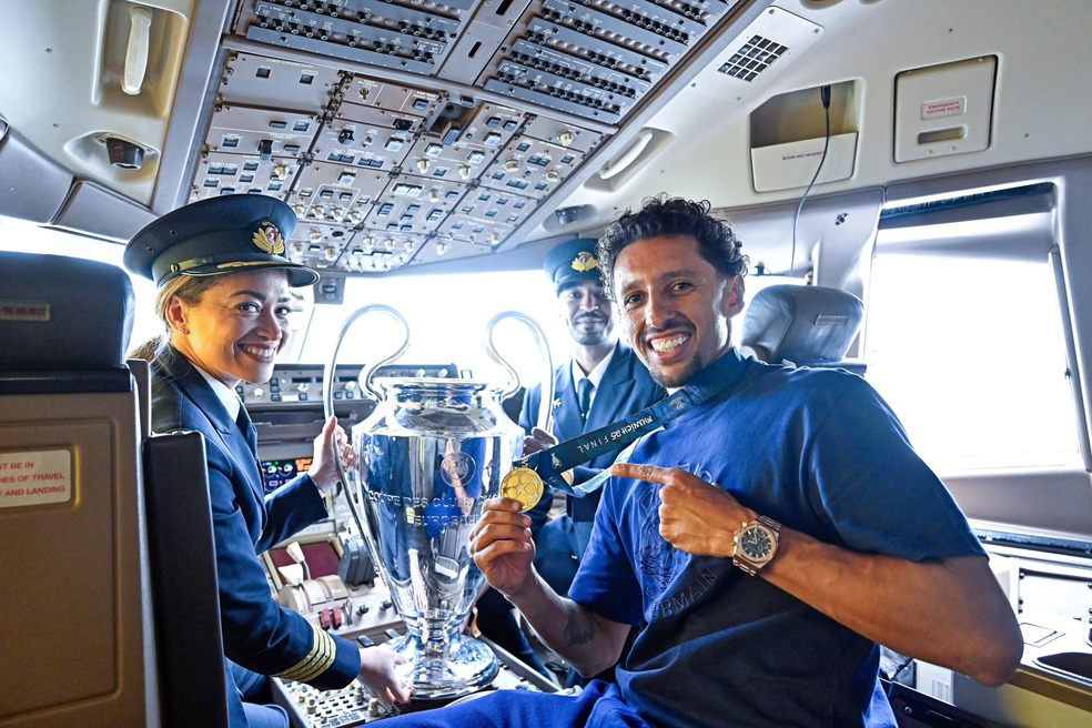 Marquinhos, do PSG, no avião com a taça da Champions League — Foto: PSG