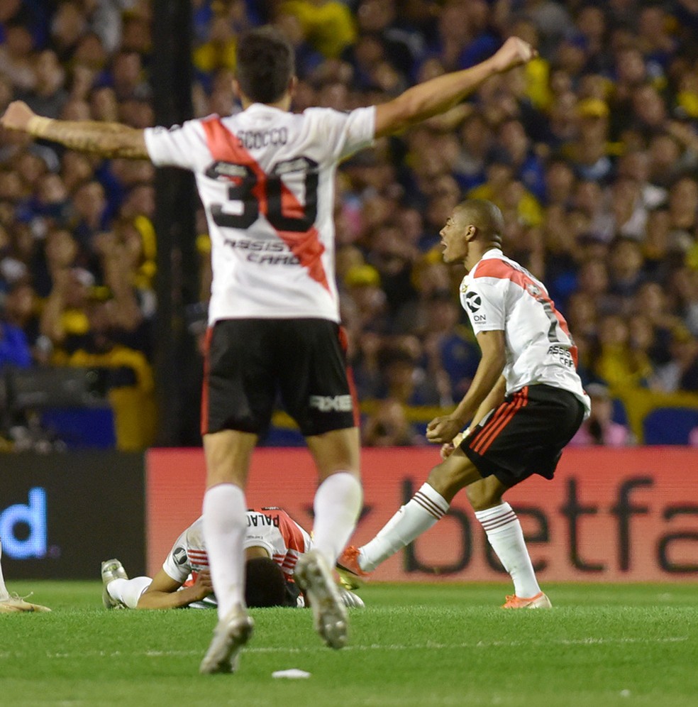 De la Cruz comemora a classificação na Bombonera — Foto:  REUTERS/Pablo Stefanec