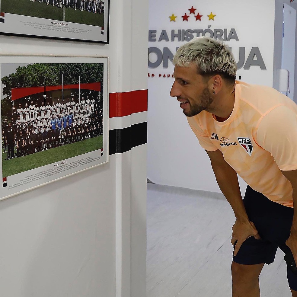 Calleri observa foto de time campeão da Copa do Brasil — Foto: Rubens Chiri / saopaulofc