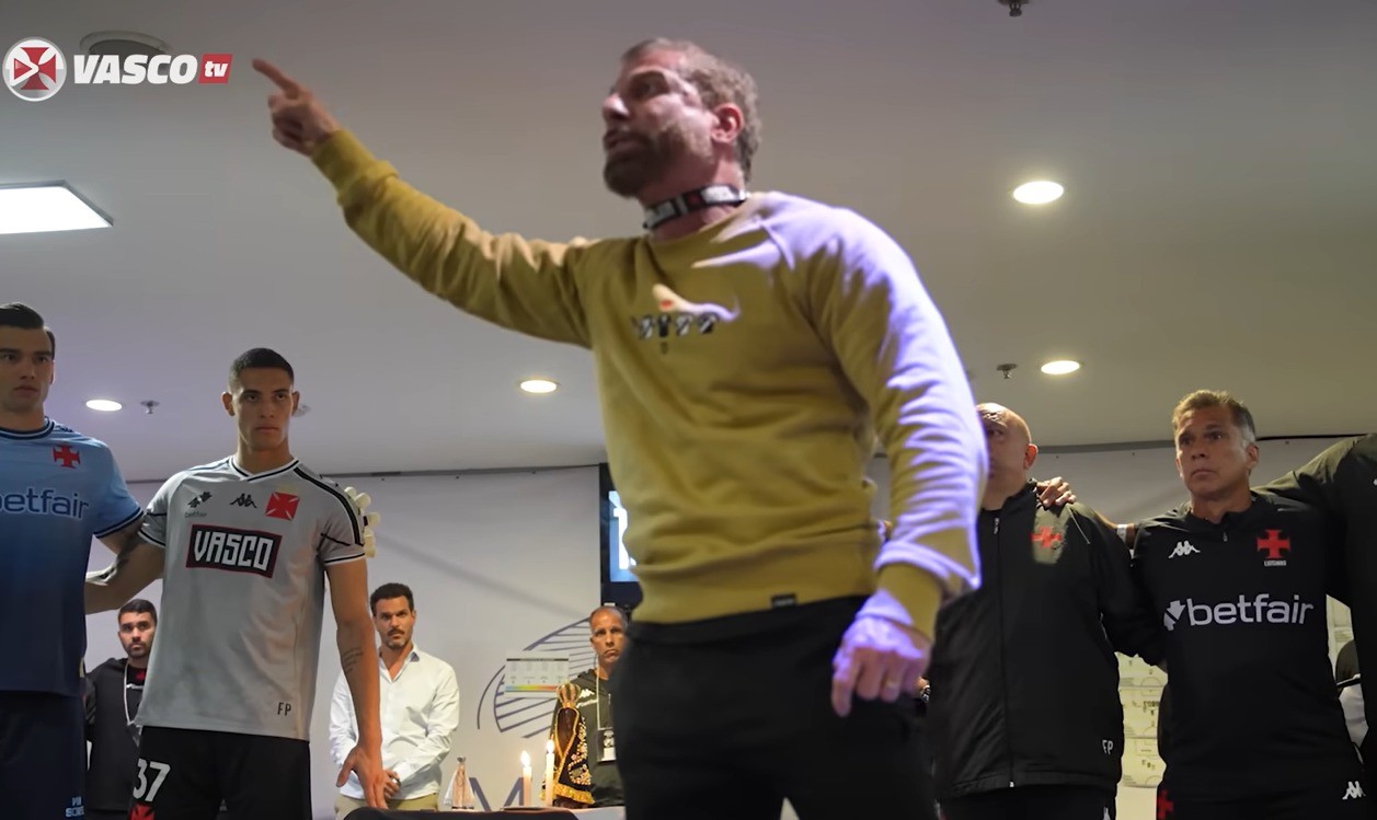Bastidores: Pedrinho inflama vestiário do Vasco antes do clássico e cita briga por Libertadores: 