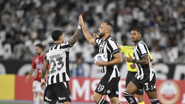 Arthur Cabral comemora gol do Botafogo contra o Caracas