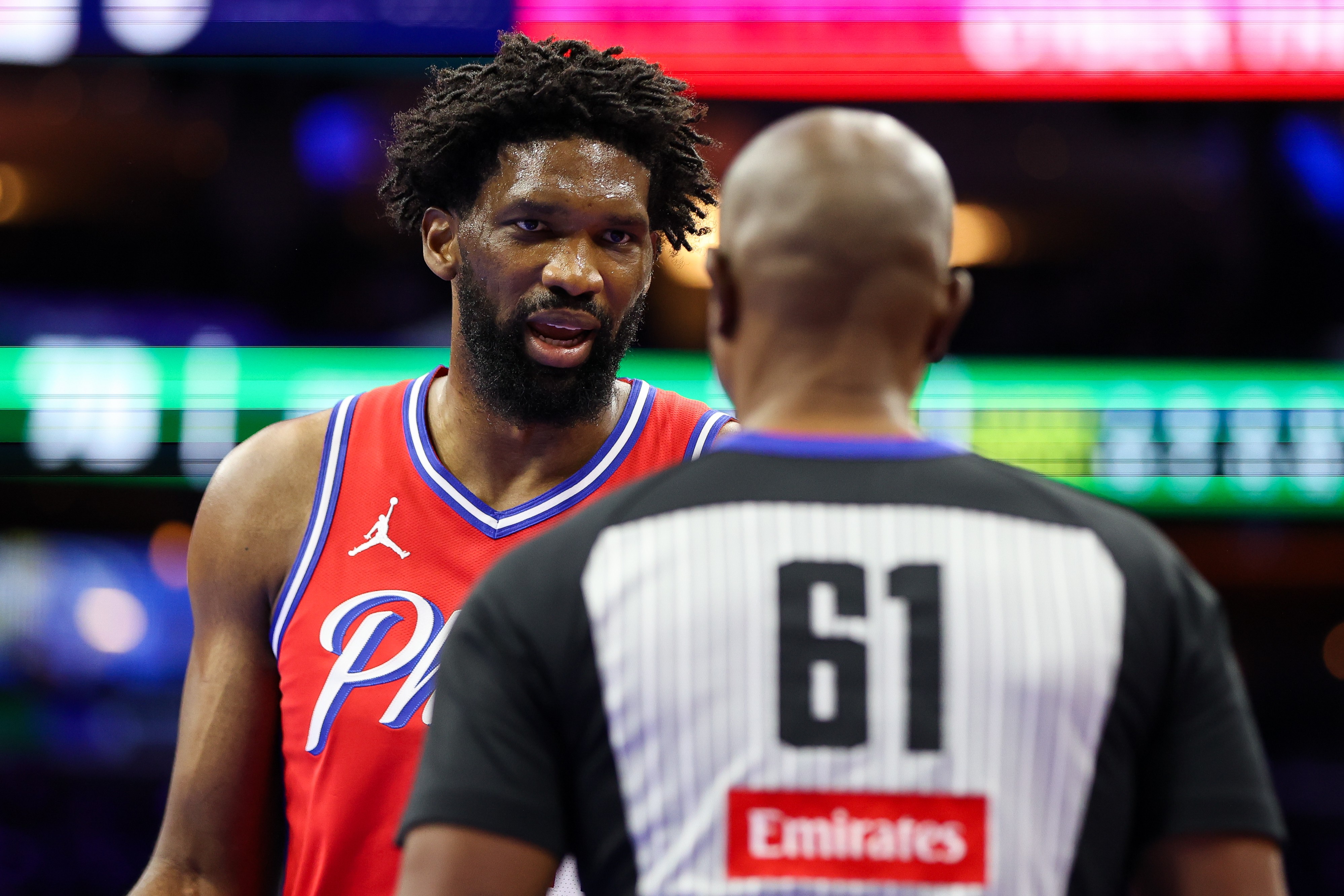 Joel Embiid é multado em R$ 268 mil por fazer gesto da 
