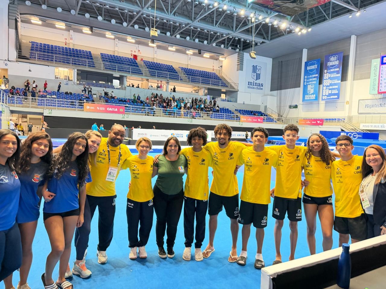 Atletas de ginástica de Piraí celebrando medalhas em Minas Gerais