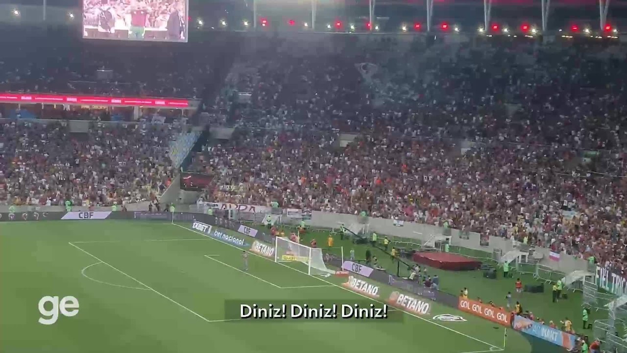 Torcida do Fluminense grita o nome do técnico Fernando Diniz antes do jogo no Maracanã