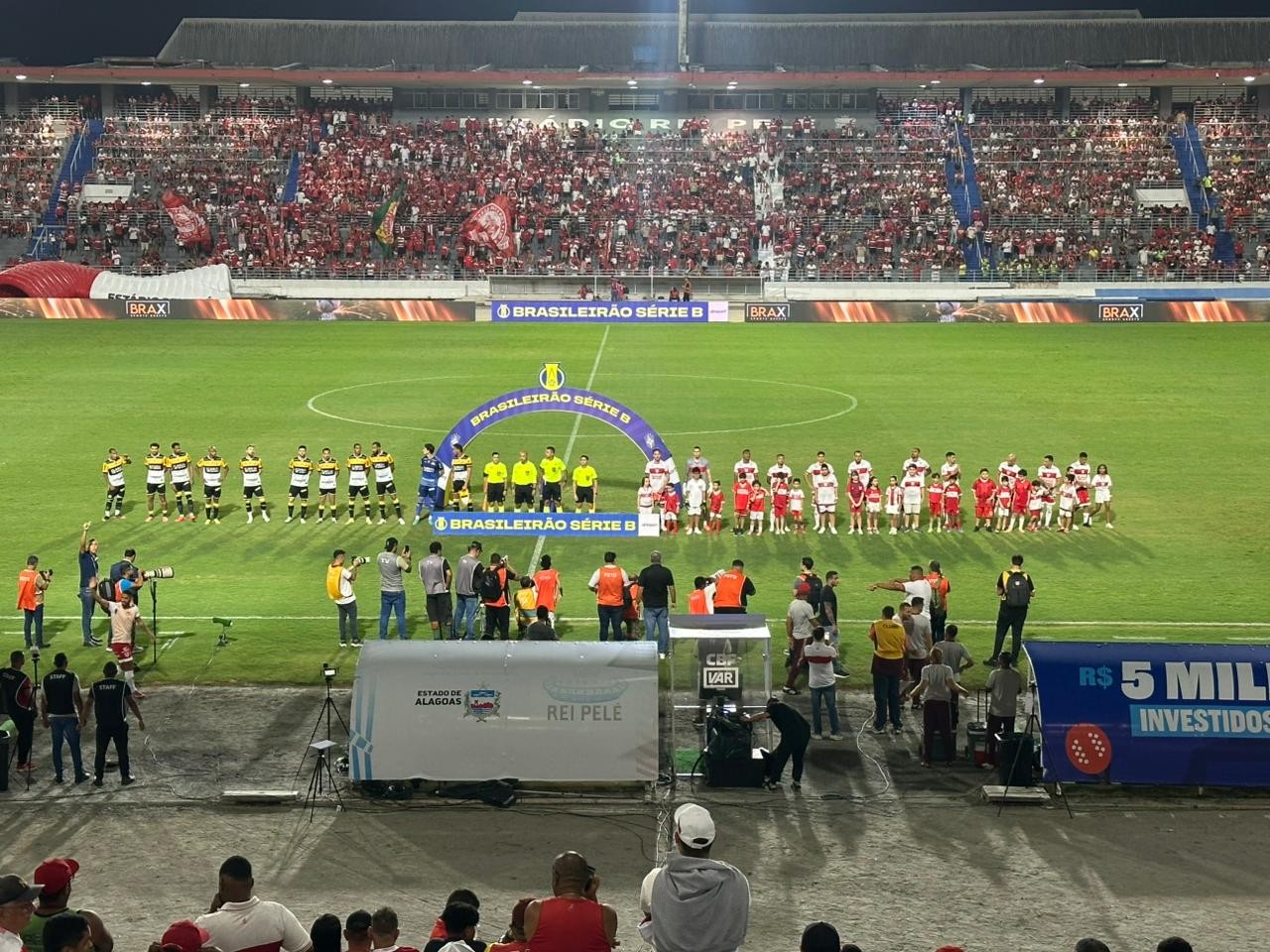 Jogadores do CRB comemorando gol no Estádio Rei Pelé