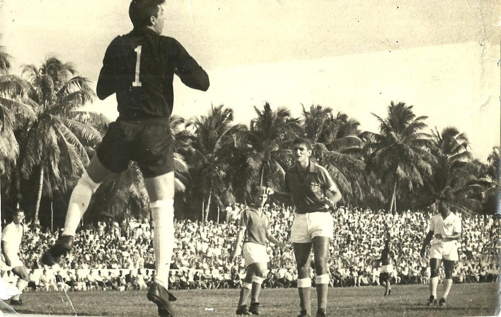 CRB e Santos se enfrentaram no Estádio da Pajuçara em 1965 — Foto: Arquivo/Museu dos Esportes