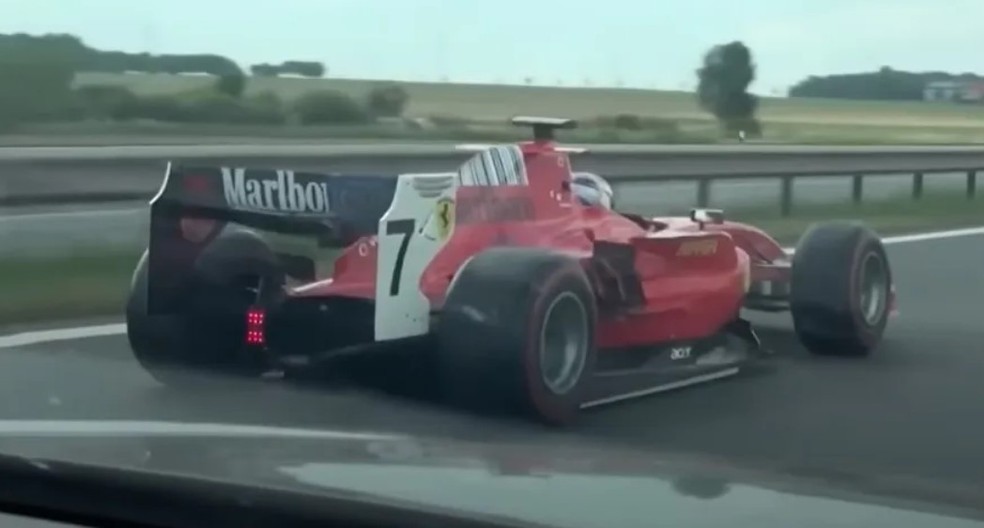 Após seis anos, polícia prende motorista flagrado com carro da "Ferrari" em rodovia na República Tcheca; vídeo
