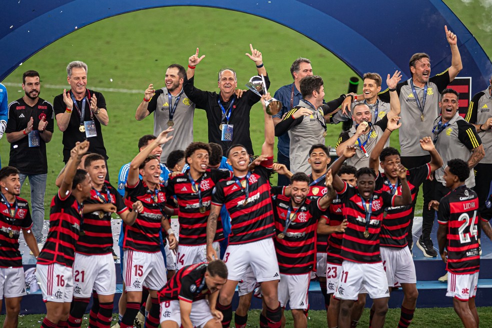 Carlos Noval, no centro da foto, comemora o Mundial Sub-20