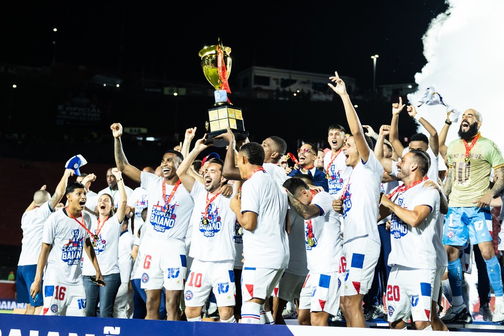 Bahia levanta taça de campeão baiano em 2025 — Foto: Letícia Martins/EC Bahia
