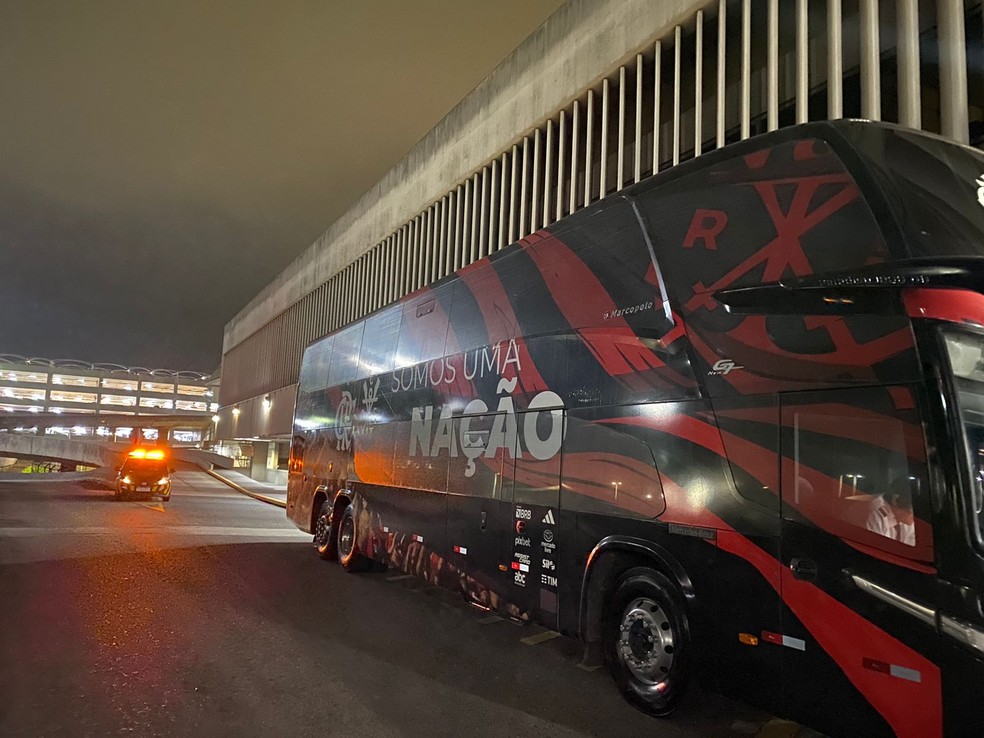 Ônibus do Flamengo em desembarque após empate contra Goiás — Foto: Bruno Murito