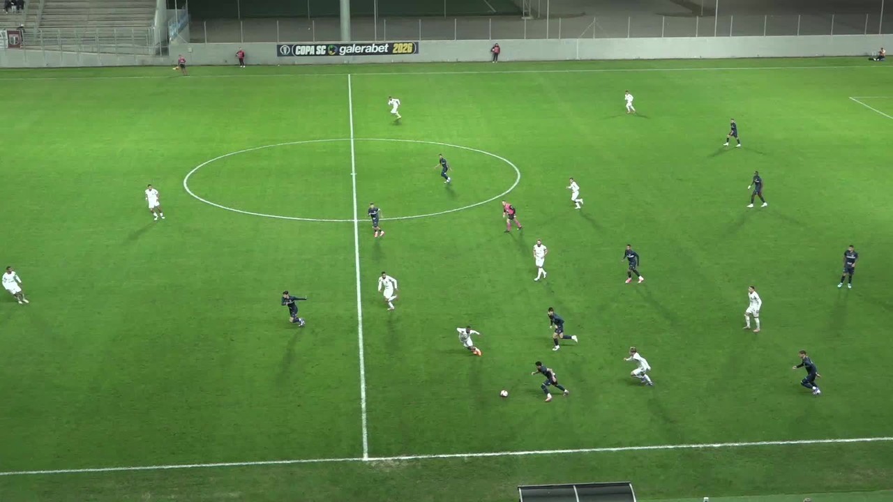 Destaque em Portugal, meia retorna ao Barra e marca primeiro gol como profissional