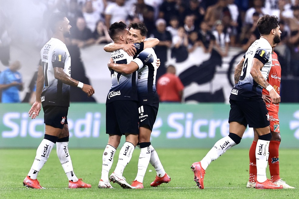 Jogadores se abraçam após gol de Igor Coronado contra o Velo Clube — Foto: Marcello Zambrana/AGIF