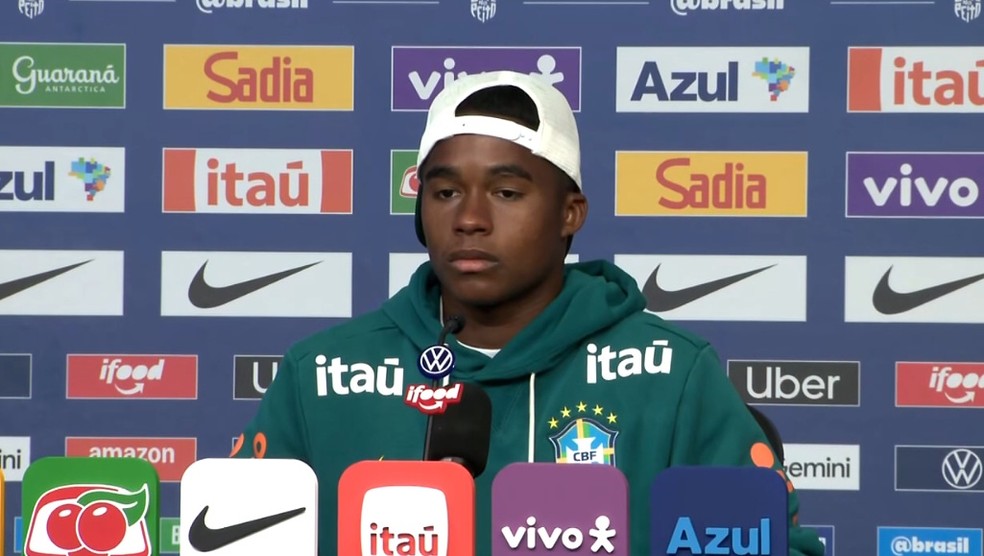 Endrick em coletiva — Maturidade de Endrick em destaque