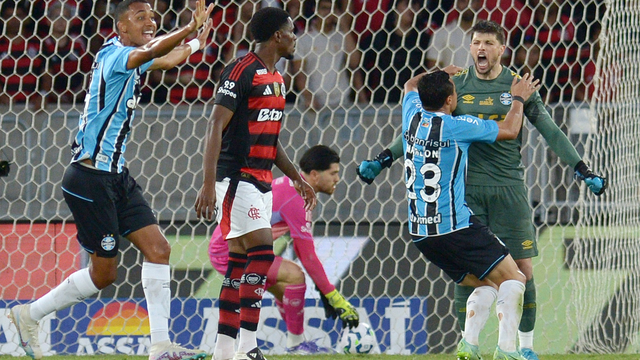 Volpi comemora gol de pênalti do Grêmio sobre o Flamengo Campeonato Brasileiro 2025