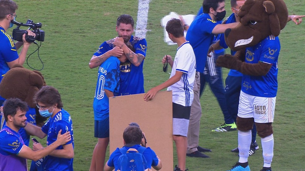Ariel Cabral chega a 200 jogos no Cruzeiro e se despede com emoção da filha  no Mineirão: Ele merecia, cruzeiro
