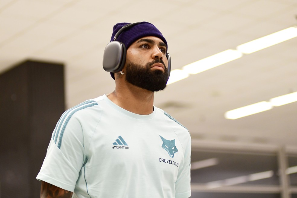 Gabigol na chegada do Cruzeiro à Neo Química Arena — Foto: Marcos Ribolli