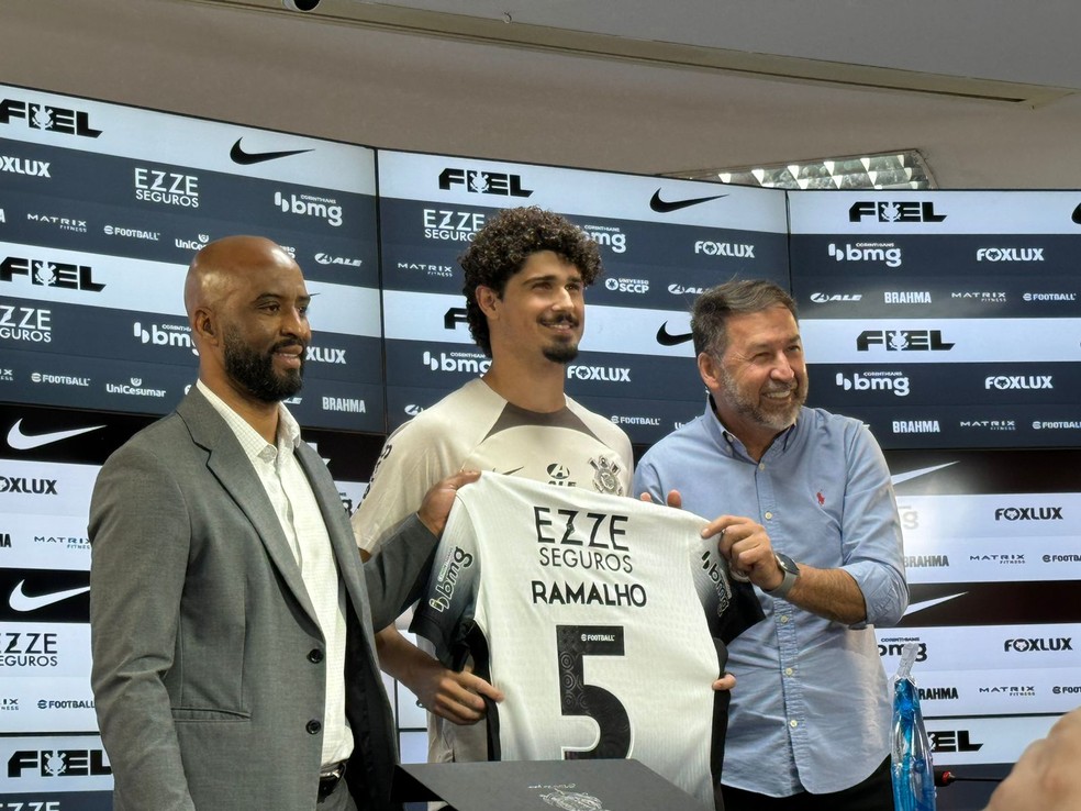 Corinthians apresenta zagueiro André Ramalho — Foto: Emilio Botta